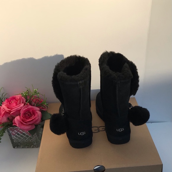 UGG Classic Short Charm - Picture 4 of 8